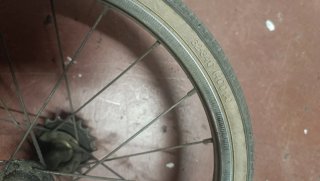 Rueda de bicicleta clásica con piñón 400A