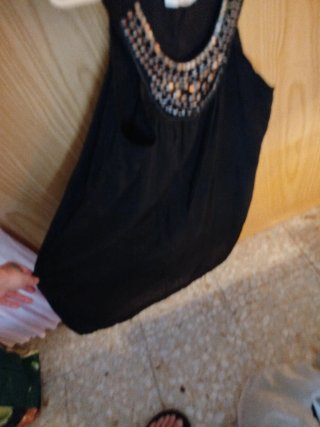Blusa negra con pedrería