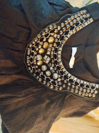 Blusa negra con pedrería