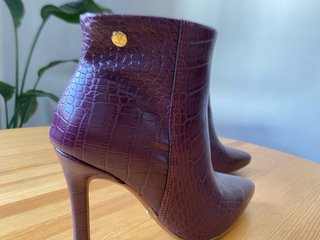 Bota Vizzano Morada Cocodrilo Tacón