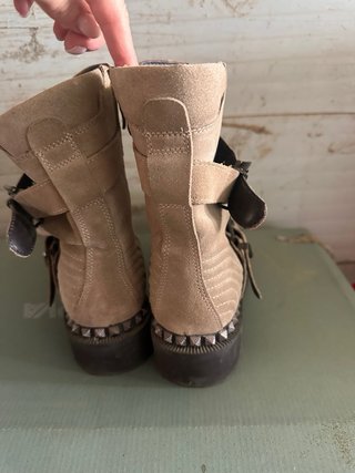 Botas Beige con Tachuelas y Hebillas