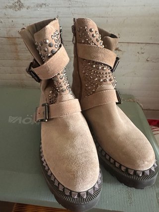 Botas Beige con Tachuelas y Hebillas