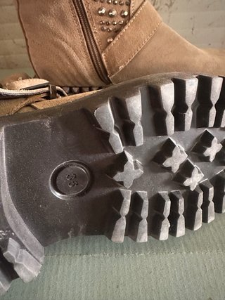 Botas Beige con Tachuelas y Hebillas
