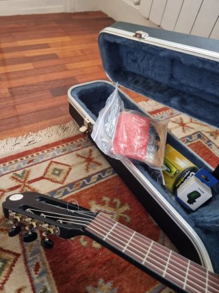 Guitarra clásica con pastilla, funda ríg. Y acces.