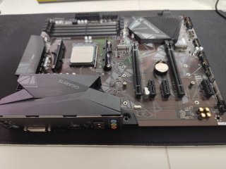 AMD Ryzen 7 5700X3D + Placa Gigabyte B550