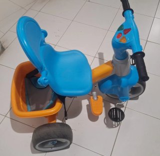 Triciclo infantil azul y naranja