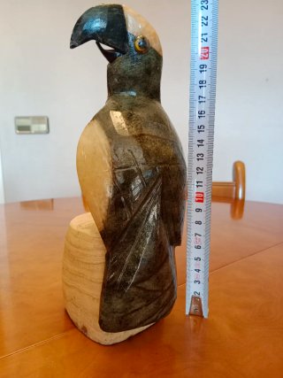 Scultura di uccello in pietra intagliata