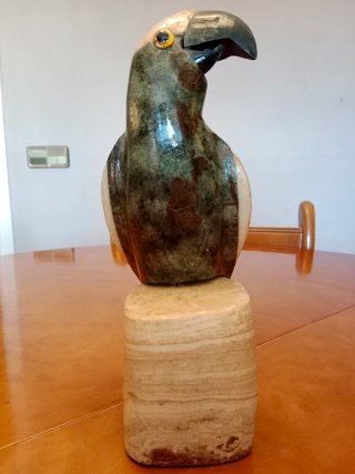 Scultura di uccello in pietra intagliata
