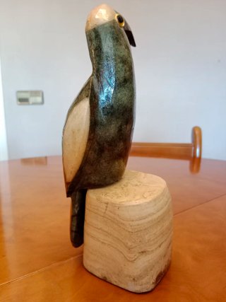 Scultura di uccello in pietra intagliata