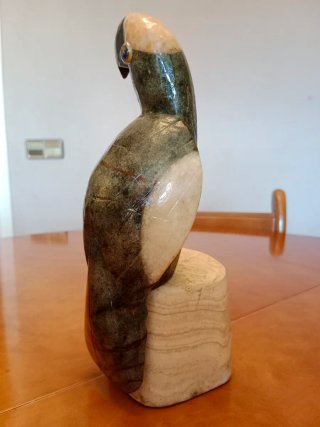 Scultura di uccello in pietra intagliata