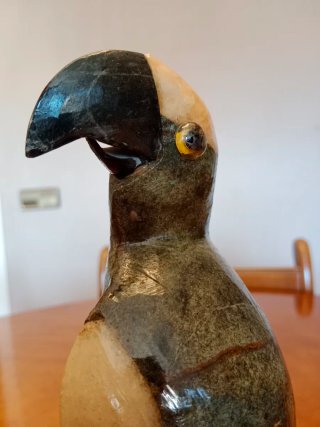 Scultura di uccello in pietra intagliata