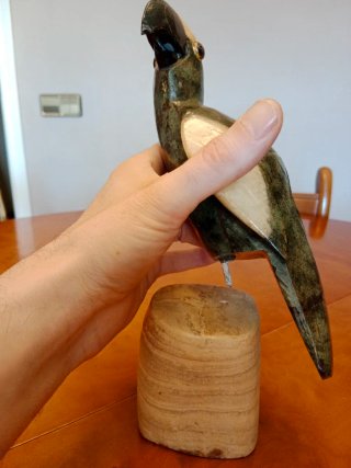 Scultura di uccello in pietra intagliata
