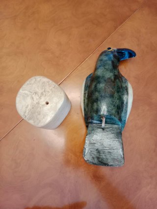 Scultura di uccello in pietra intagliata