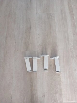 Patas regulables para armario de baño