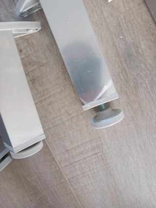 Patas regulables para armario de baño