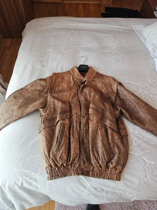 Cazadora de piel marrón. Sin marca