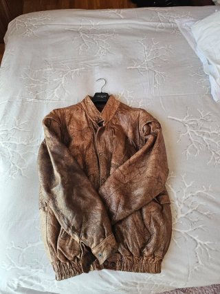 Cazadora de piel marrón. Sin marca