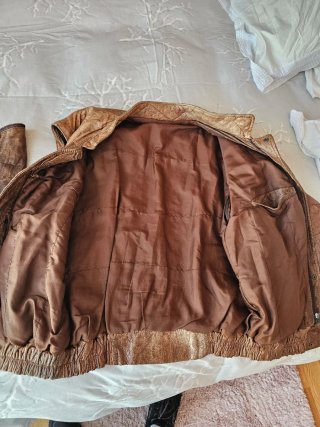 Cazadora de piel marrón. Sin marca