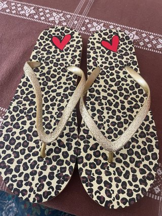 Infradito leopardati con cuore rosso