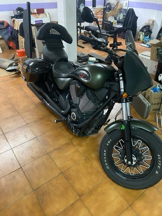 Moto Victory Cruiser Verde y Negra