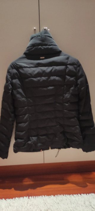 Chaqueta Guess acolchada negra