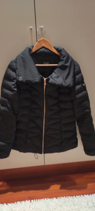 Chaqueta Guess acolchada negra