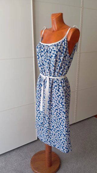 Vestido vintage azul con flores blancas.