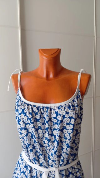 Vestido vintage azul con flores blancas.