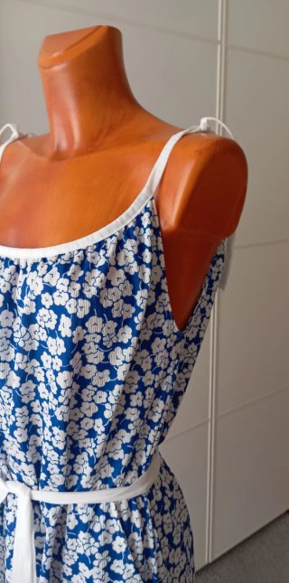 Vestido vintage azul con flores blancas.