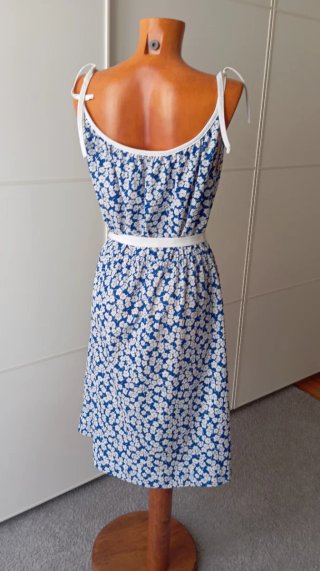 Vestido vintage azul con flores blancas.