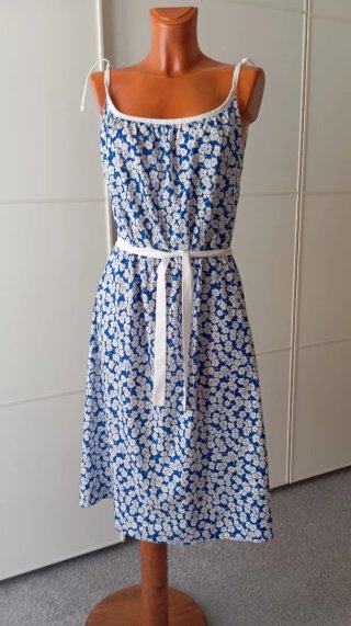 Vestido vintage azul con flores blancas.