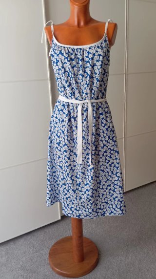 Vestido vintage azul con flores blancas.