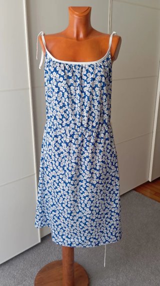 Vestido vintage azul con flores blancas.