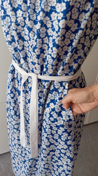 Vestido vintage azul con flores blancas.