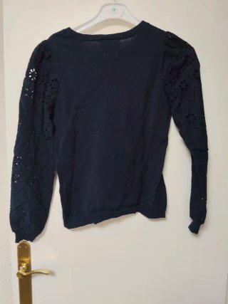 Jersey azul con mangas de encaje