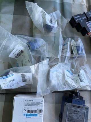 Lote finales de carrera Telemecanique ZCT21P16
