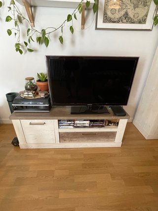 2 Muebles de salón: Aparador para TV y vitrina.