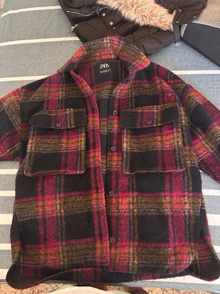 Abrigo Zara de cuadros negro y rosa
