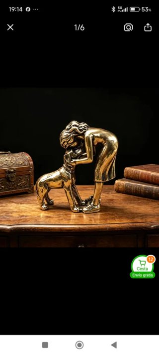 Figura latón: Caricias al perro