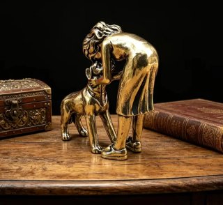 Figura latón: Caricias al perro