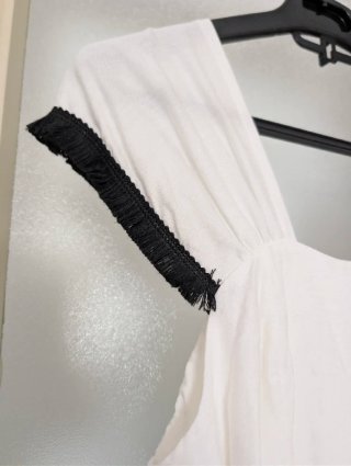 Vestido blanco con volantes y ribete negro S-M