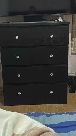 Cómoda negra de madera con 4 cajones