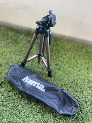 Cámara Canon EOS con objetivo y cargador
