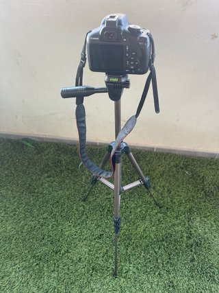 Cámara Canon EOS con objetivo y cargador