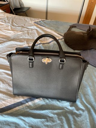 Bolso negro con correa
