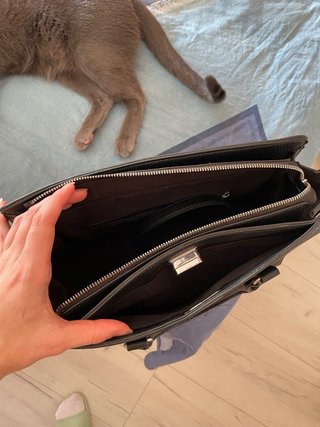 Bolso negro con correa