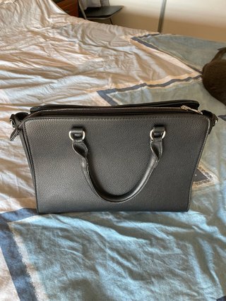 Bolso negro con correa