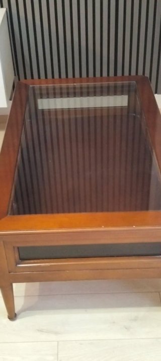 Mesa de centro de madera Cerezo y cristal.