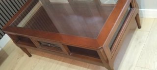 Mesa de centro de madera Cerezo y cristal.
