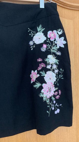 Falda negra bordada flores rosa